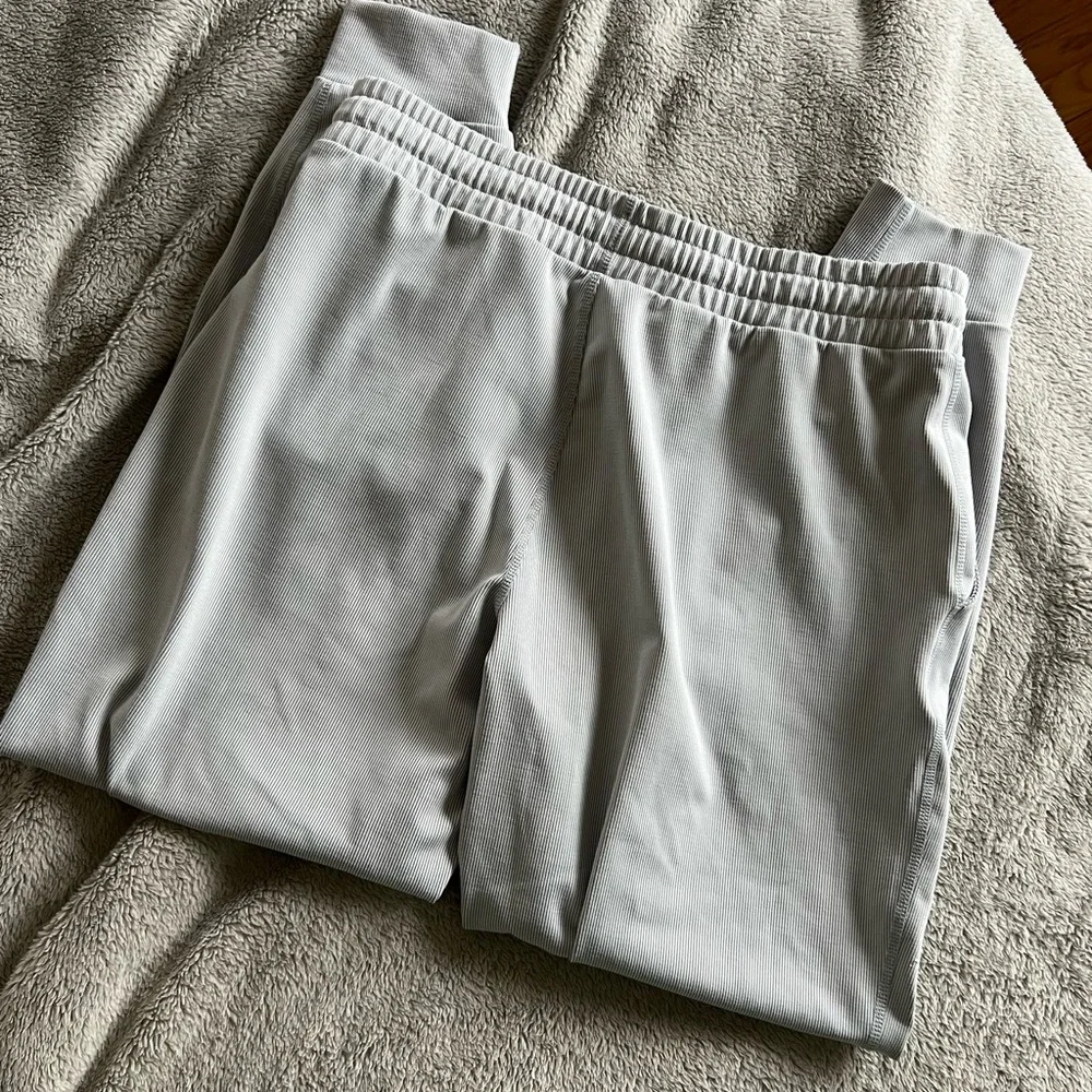 Vuori Women’s Lux Ribbed Performance Joggers Light Grey Small - Picture 3 of 5